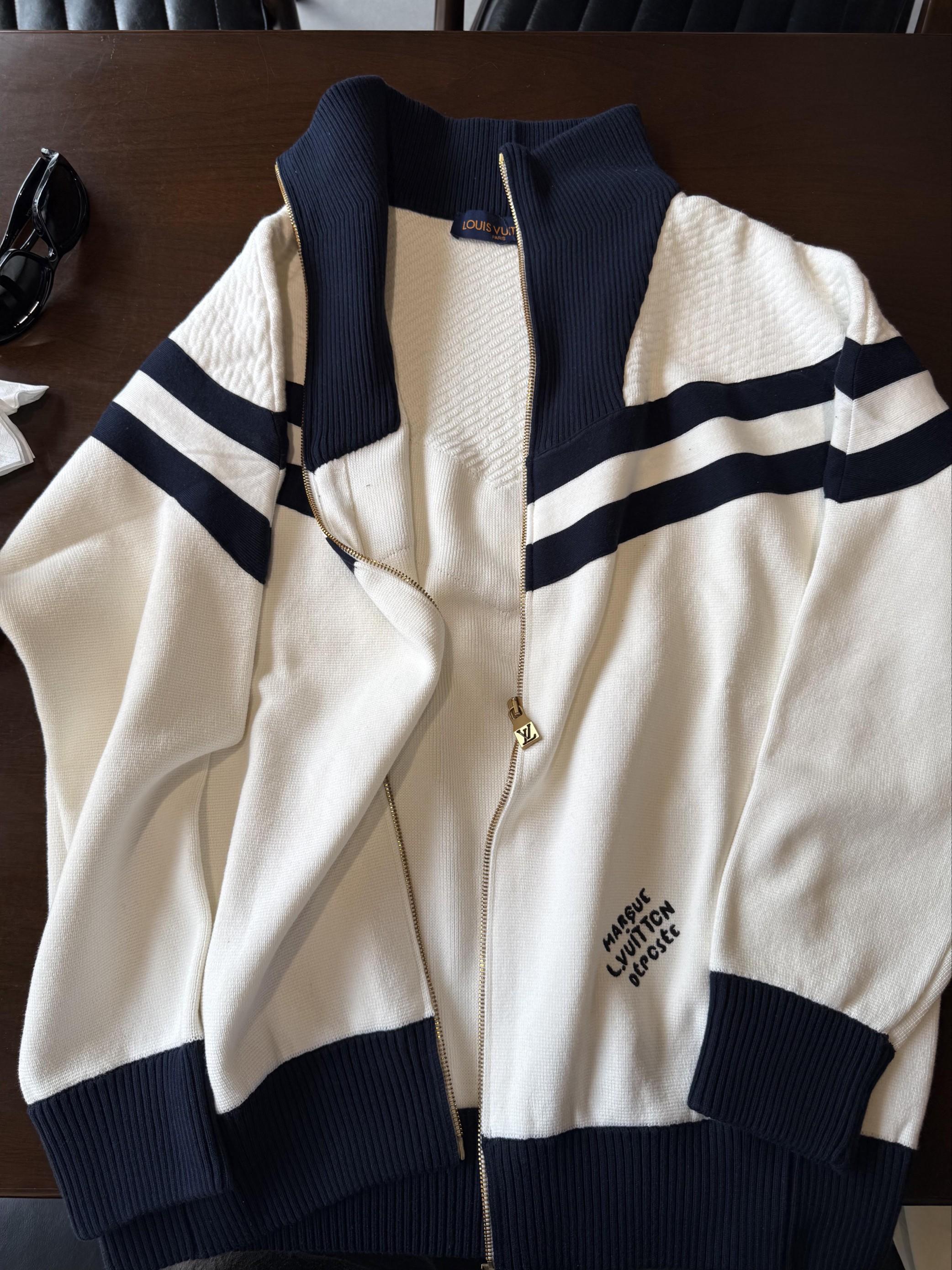 还在找一件‘显贵还实穿’的奢牌外套?这件LV撞色针织开衫直接把‘高级感+舒适度’焊死了!